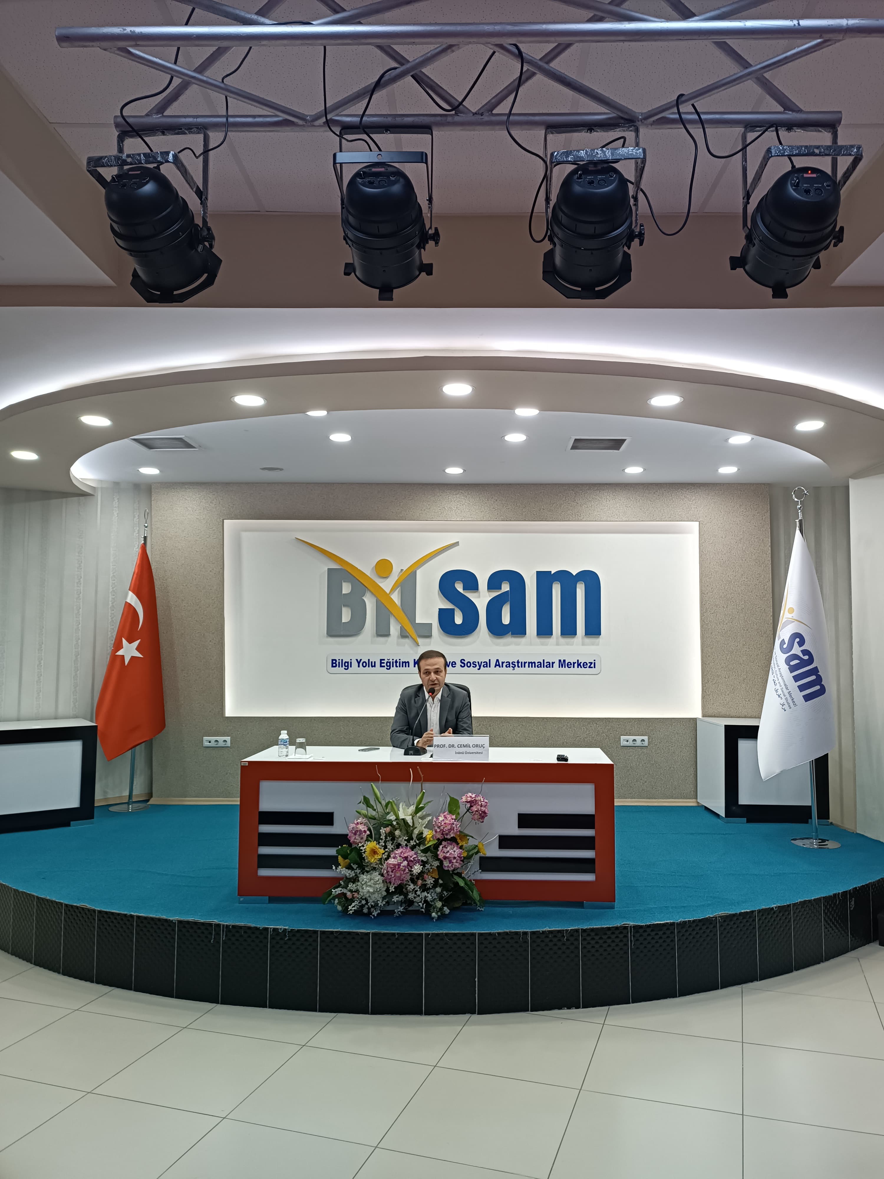 BİLSAM Konferanslar Serisinin 6.Hafta konuğu Prof.Dr.  Cemil ORUÇ olacak. “Gençlik ve Maneviyat; Temel Dinamikler, Sorunlar ve Öneriler “ konulu konferansımıza sizleri bekleriz.